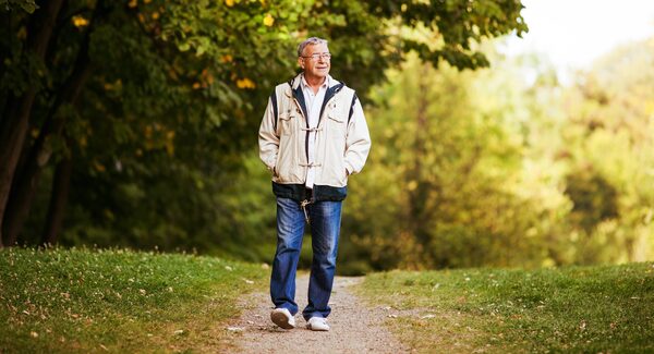 Pessoa adulta a caminhar ao ar livre num ambiente natural